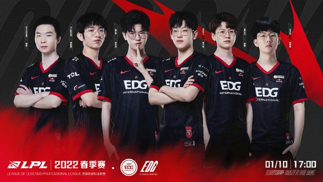 一位在足球 一位在足球